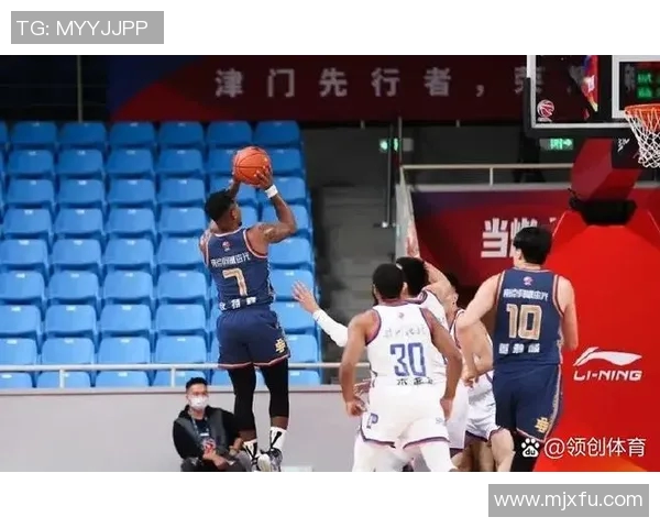 昆汀-皮特森在CBA联赛再次猛踩对手，领先得分榜